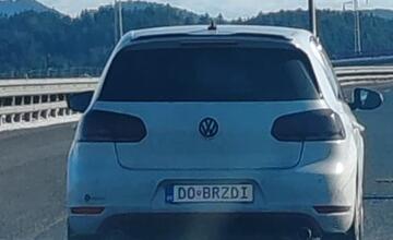 FOTO: Vodiči sú čoraz viac kreatívnejší so svojimi evidenčnými číslami. Tieto značky môžete stretnúť na cestách