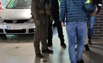 FOTO: Polícia zadržala mužov, ktorí predávali dievčatá na sex na západe Slovenska