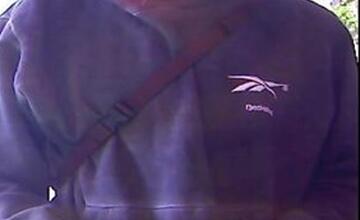 FOTO: Polícia hľadá zlodeja, ktorý si z cudzieho účtu mal previezť 10-tisíc eur