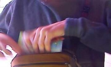 FOTO: Polícia hľadá zlodeja, ktorý si z cudzieho účtu mal previezť 10-tisíc eur