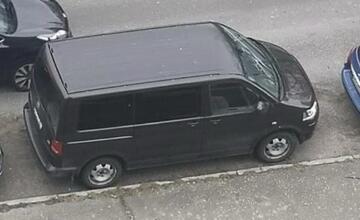 FOTO: Bratislavčan pátra po vodičovi, ktorý mu poškodil auto