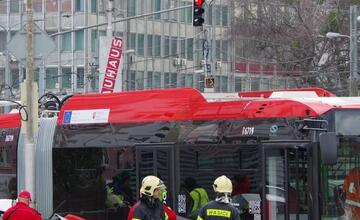 FOTO: Nový bratislavský trolejbus sa zrazil s autom na Trnavskom mýte