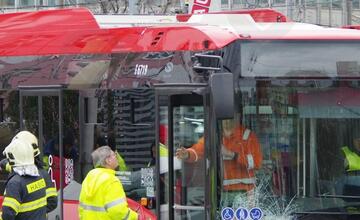 FOTO: Nový bratislavský trolejbus sa zrazil s autom na Trnavskom mýte