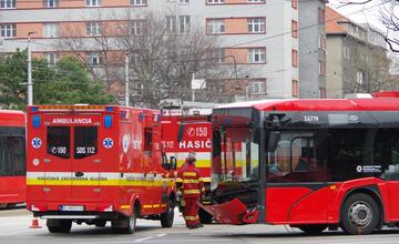 FOTO: Nový bratislavský trolejbus sa zrazil s autom na Trnavskom mýte