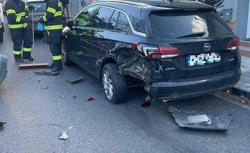 FOTO: V Stupave sa pri nehode auto prevrátilo na strechu, zasahovať museli hasiči