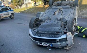 FOTO: V Stupave sa pri nehode auto prevrátilo na strechu, zasahovať museli hasiči
