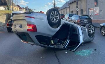 FOTO: V Stupave sa pri nehode auto prevrátilo na strechu, zasahovať museli hasiči