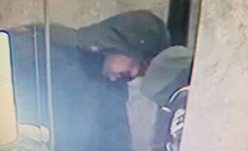 FOTO: Dvaja muži kradli v bytovke na Topoľčianskej ulici v Bratislave