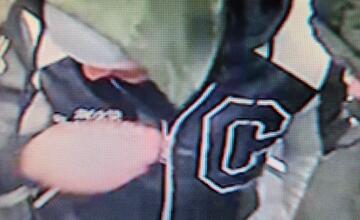 FOTO: Dvaja muži kradli v bytovke na Topoľčianskej ulici v Bratislave