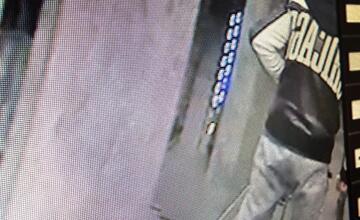 FOTO: Dvaja muži kradli v bytovke na Topoľčianskej ulici v Bratislave