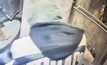 FOTO: Dvaja muži kradli v bytovke na Topoľčianskej ulici v Bratislave