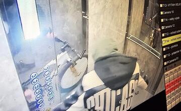 FOTO: Dvaja muži kradli v bytovke na Topoľčianskej ulici v Bratislave