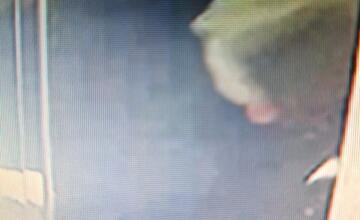 FOTO: Dvaja muži kradli v bytovke na Topoľčianskej ulici v Bratislave