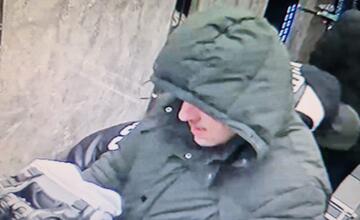 FOTO: Dvaja muži kradli v bytovke na Topoľčianskej ulici v Bratislave