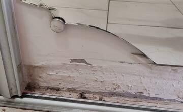 FOTO: Dvojica nájomníkokv nechala po sebe zničený byt v Petržalke