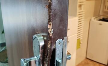 FOTO: Dvojica nájomníkokv nechala po sebe zničený byt v Petržalke