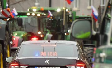 FOTO: Bratislavská polícia dohliadala na protestnú jazdy poľnohospodárov po meste