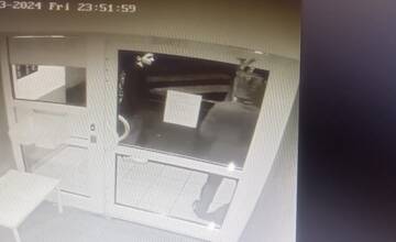 FOTO: Z balkóna v Rači odcudzili bicykel. Poznáte mužov na fotkách?