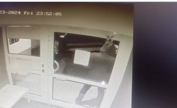 FOTO: Z balkóna v Rači odcudzili bicykel. Poznáte mužov na fotkách?