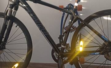 FOTO: Z balkóna v Rači odcudzili bicykel. Poznáte mužov na fotkách?