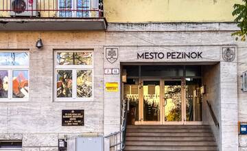 FOTO: V Pezinku pribudlo 5 nových externých defibrilátorov