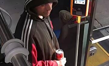 FOTO: Polícia hľadá zlodeja, ktorý v Podunajských Biskupiciach okradol dieťa