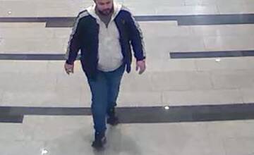 FOTO: Polícia hľadá zlodeja, ktorý z predajne v Ružinove ukradol telefóny