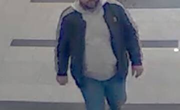 FOTO: Polícia hľadá zlodeja, ktorý z predajne v Ružinove ukradol telefóny