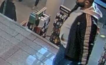 FOTO: Polícia hľadá zlodeja, ktorý z predajne v Ružinove ukradol telefóny