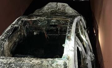 FOTO: Horiace elektrické auto v Miloslavove