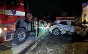FOTO: Horiace elektrické auto v Miloslavove