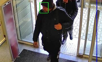 FOTO: Poznáte tieto osoby? Sú podozrivé z krádeže kreditnej karty v Bratislave