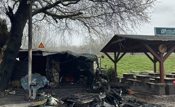 FOTO: Neznámy páchateľ podpálil Bufet na hrádzi II v Pteržalke