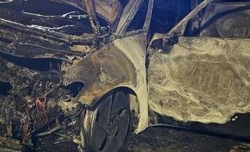 FOTO: Auto v Miloslavove mal podpáliť neznámy páchateľ