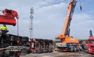 FOTO: V Bratislave na výjazde z D1 na D2 pri Inchebe sa prevrátil kamión