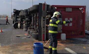 FOTO: V Bratislave na výjazde z D1 na D2 pri Inchebe sa prevrátil kamión