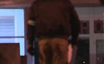 FOTO: Syn mal v vyte v Petržalke dobodať svoju matku a následne si siahnuť na svoj život