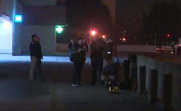 FOTO: Syn mal v vyte v Petržalke dobodať svoju matku a následne si siahnuť na svoj život