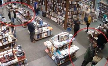 FOTO: Pomôžte polícii vypátrať zlodeja, ktorý ukradol peniaze z vrecka bundy