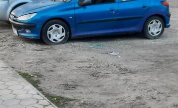 FOTO: V Bratislave na neverejnom parkovisku boli vykradnuté dve autá