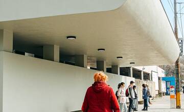 FOTO: Prístrešok pri nemocnici na Kramároch je už dokončený