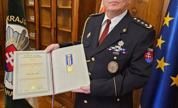 FOTO: Slávnostné ocenenie plukovníka Sekulu za jeho 40-ročnú službu