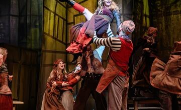 FOTO: Predstavenie Oliver! v divadle Nová scéna