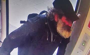 FOTO: Poznáte muža na fotkách? Na MHD zastávke mal obťažovať maloleté dievča