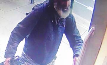 FOTO: Poznáte muža na fotkách? Na MHD zastávke mal obťažovať maloleté dievča