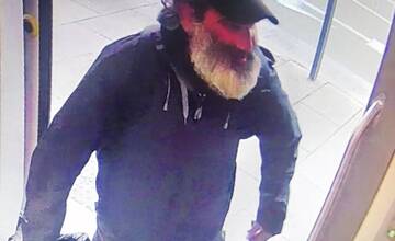 FOTO: Poznáte muža na fotkách? Na MHD zastávke mal obťažovať maloleté dievča