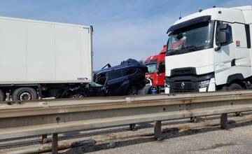 FOTO: Na D1 smerom do Malaciek sa zrazili dve osobné autá s dvomi nákladnými