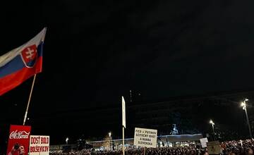 FOTO: Na protivládny protest v Bratislave prišlo približne 15-tisíc ľudí. 