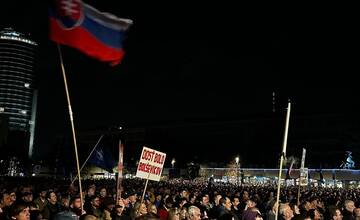FOTO: Na protivládny protest v Bratislave prišlo približne 15-tisíc ľudí. 