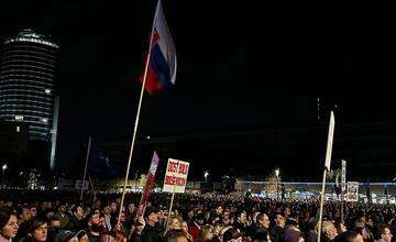 FOTO: Na protivládny protest v Bratislave prišlo približne 15-tisíc ľudí. 